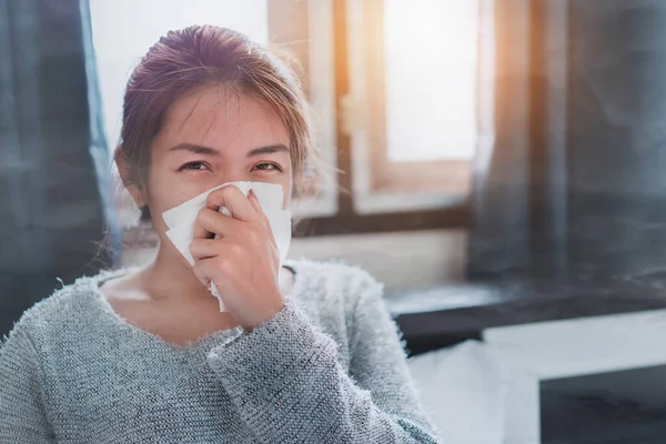 大気汚染は症状の細菌やウイルスを防ぐため ティッシュペーパーで鼻にくしゃみアジアの女性 午後2 選択的な焦点 — ストック写真