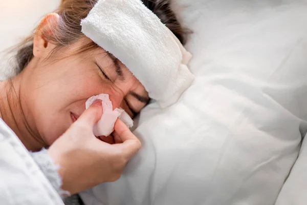 Zieke Aziatische Vrouw Hebben Hoge Koorts Griep Ziekte Snuit Neus — Stockfoto