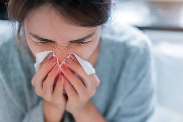 Malata Donna Asiatica Hanno Influenza Febbre Alta Starnuti Nel Tessuto — Foto Stock