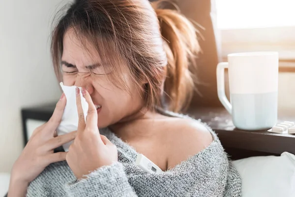 病気のアジアの女性は 寝室のベッドの上で組織に高熱のインフルエンザやくしゃみを持っています 医学と健康の概念 選択的な焦点 — ストック写真