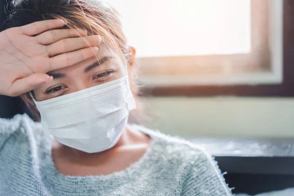 Kranke Asiatinnen Haben Hohes Fieber Und Berühren Ihren Kopf Zur — Stockfoto