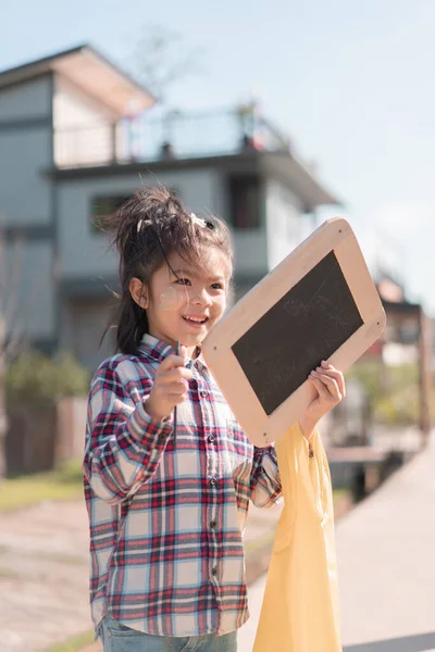 Glimlachen Jong Aziatisch Meisje Kid Holding Tekenbord — Stockfoto