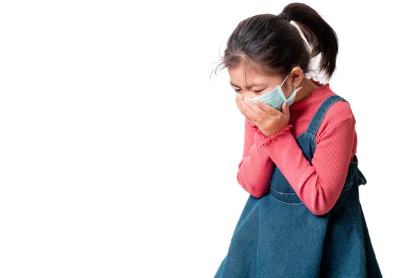 アジアの女の子咳をし 感染を保護するための医療保護面マスクを着用ウイルスは白い背景に隔離され クリッピングパスで 健康と感染の概念 — ストック写真