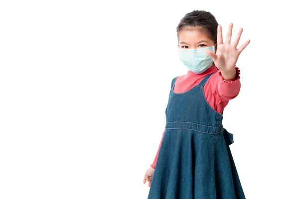 感染を保護するための医療保護顔マスクを身に着けているアジアの女の子ウイルスを身に着けていると白の背景に隔離された手を停止ジェスチャーを示しています クリッピングパスと ヘルスケアと感染コンセプト — ストック写真