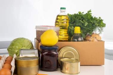 Bağış Kutusu Sehpadaki Yiyeceklerle dolu