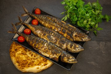 Tavada sebzeli ızgara uskumru balığı. Yukarıdan yatay görünüm