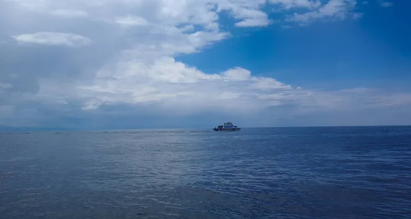 Лодка Середине Озера Титикака Боливии Изображение Голубой Воды Неба Облаками — стоковое фото