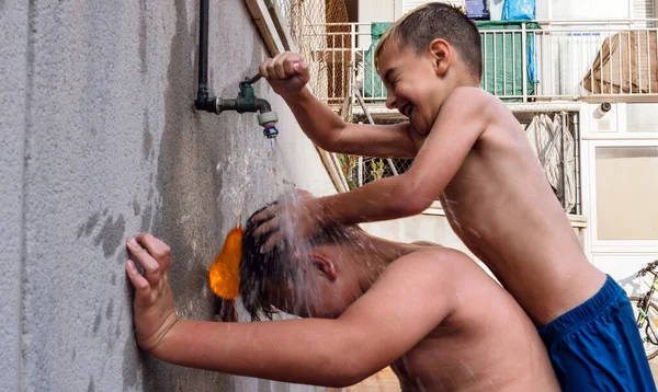 Barn Som Leker Med Vatten Vacker Sommardag Selektivt Fokus — Stockfoto