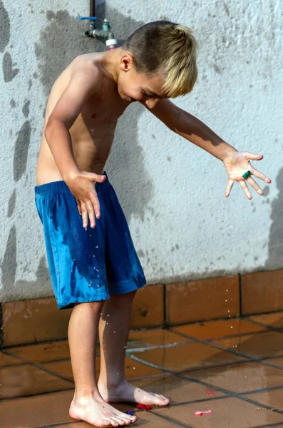 Menino Feliz Maiô Azul Brinca Com Água Jardim Sua Casa — Fotografia de Stock