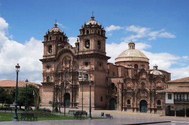 Güney Amerika 'daki tecrit sırasında Peru' da Cusco 'da kimsesiz Plaza de Armas. Coronavirüs salgını covid-19