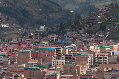 Cusco antik şehri. Koloni mimarisi, tarihi binalar, kırmızı çatılar. Peru. Güney Latin Amerika