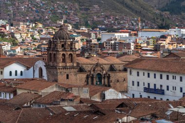 Cusco antik şehri. Koloni mimarisi, tarihi binalar, kırmızı çatılar. Peru. Güney Latin Amerika