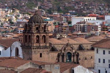 Cusco antik şehri. Koloni mimarisi, tarihi binalar, kırmızı çatılar. Peru. Güney Latin Amerika