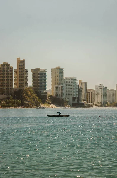 Ψαράς Στη Μέση Της Θάλασσας Στέκεται Στο Σκάφος Του — Φωτογραφία Αρχείου