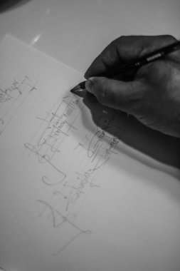 Kağıda çizilmiş bir kalemle bir pentagram.