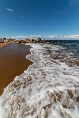 Plum Adası, Newburyport, MA, ABD - Sahil şeridi boyunca yüksek gelgit okyanus suyu.