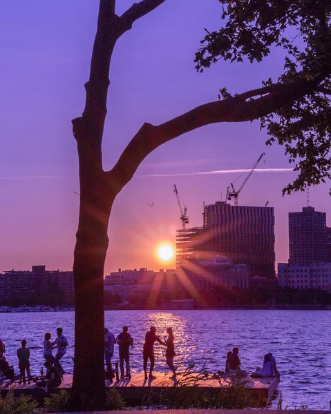 Boston Usa Dansar Nära Charles River Solnedgången — Stockfoto