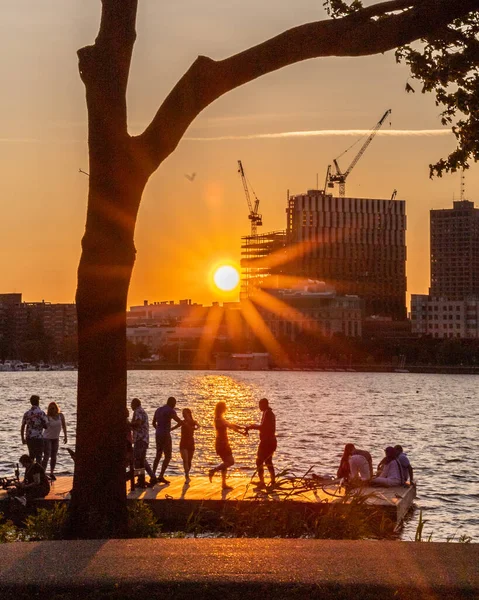 Boston Usa Dansar Nära Charles River Solnedgången — Stockfoto