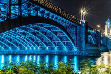 Gece köprünün altında parlayan parlak mavi ışıklar. (Charles River, Boston, Massachusetts, ABD)