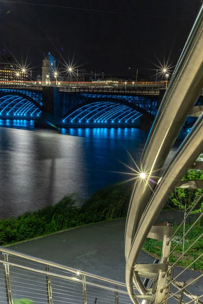 Рукавичка Сяє Передньому Плані Блакитними Вогнями Світяться Під Мостом Вночі — стокове фото