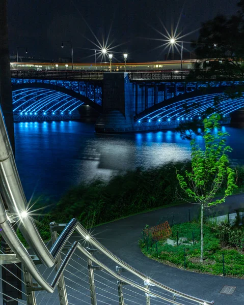 Голубые Огни Светятся Мостом Ночью Charles River Boston Massachusetts Usa — стоковое фото