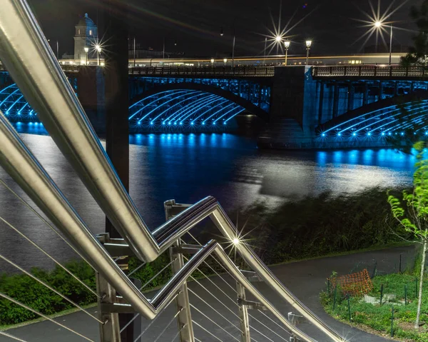 夜になると橋の下に青いライトが輝く手すり チャールズ リバー ボストン マサチューセッツ州 アメリカ — ストック写真