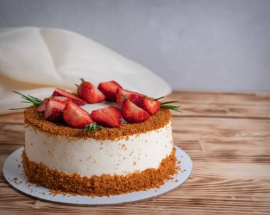 çilekli ve biberiyeli bal keki