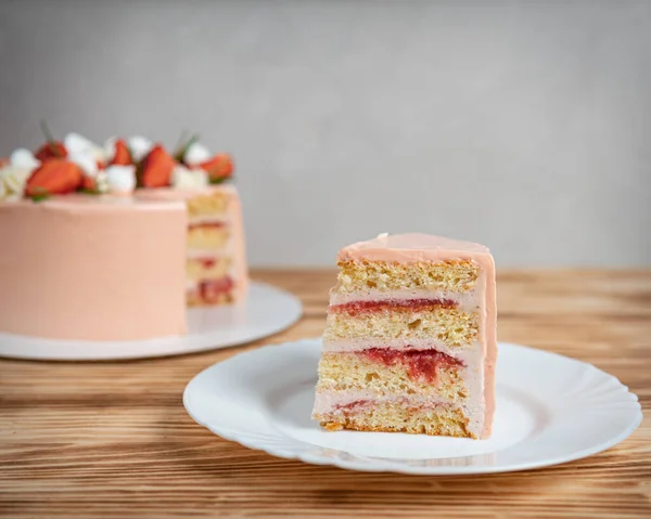 Sponscake met aardbeien en een rozemarijnsoufflé — Stockfoto