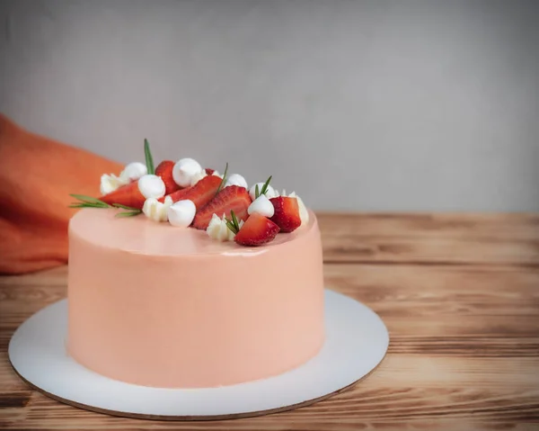 Sponscake met aardbeien en een rozemarijnsoufflé — Stockfoto