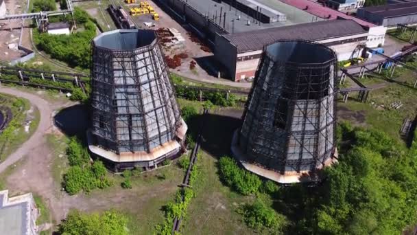 Luchtvlucht over industriële zone met leidingen en belading — Stockvideo