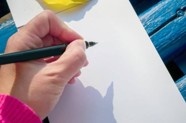 Planlamak ve özetlemek için boş bir not defteri. Elin kalem tutsun. Ya çizecek ya da not defteri tutacak..