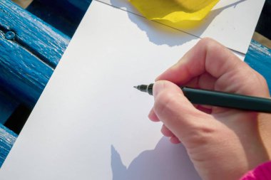 Planlamak ve özetlemek için boş bir not defteri. Elin kalem tutsun. Ya çizecek ya da not defteri tutacak..