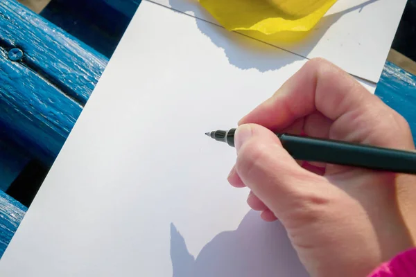 Planlamak ve özetlemek için boş bir not defteri. Elin kalem tutsun. Ya çizecek ya da not defteri tutacak..