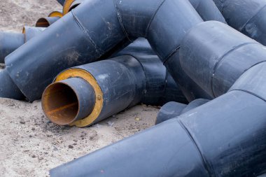 Su boruları kumun üzerinde yatıyor. İnşaat alanı. Isı borularının kurulumu. Isı kaynağı. Gaz çatışması. Yeni bir doğalgaz boru hattı inşaatı. Benzin Savaşları. Ukrayna. - Rusya. Gaz tekeli.