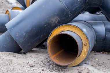 Su boruları kumun üzerinde yatıyor. İnşaat alanı. Isı borularının kurulumu. Isı kaynağı. Gaz çatışması. Yeni bir doğalgaz boru hattı inşaatı. Benzin Savaşları. Ukrayna. - Rusya. Gaz tekeli.
