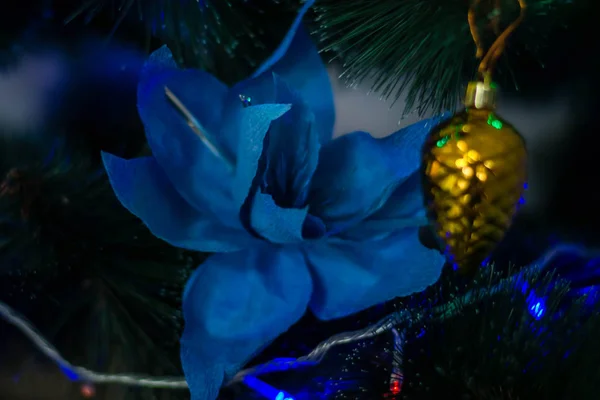 Рождественские Елки Синий Бумажный Цветок Ручной Работы Желтый Стеклянный Конус — стоковое фото
