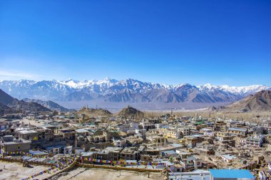 Dağın tepesinden Leh Şehri 'nin görüntüsü arkada Himalaya dağı, kış mevsiminde çekilmiş fotoğraf.
