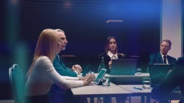 Bir grup iş adamı masada oturup konuşuyorlar.