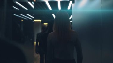 Bir grup iş adamı odaya giriyor.