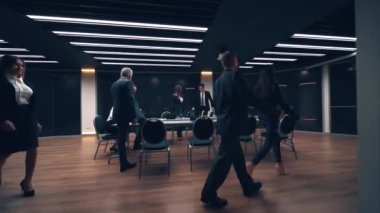 Bir grup iş adamı odaya giriyor. yavaş çekim