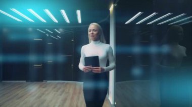 İş kadını odaya giriyor ve ortaklarla konuşuyor. yavaş çekim