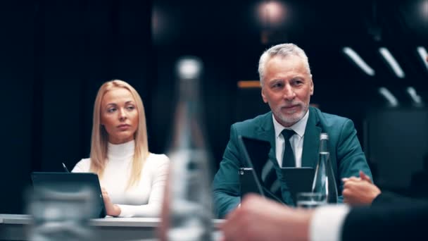 Homem Negócios Sorridente Reunião Com Sua Equipe — Vídeo de Stock