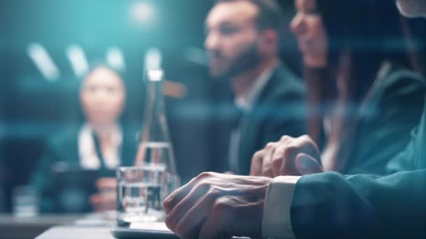 Groep Zakenmensen Zit Aan Tafel Bespreekt — Stockvideo