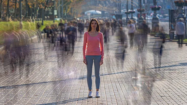 Young Woman Stands Crowdy Flow — Stock Photo, Image