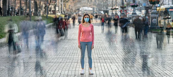 Die Junge Frau Mit Der Medizinischen Maske Gesicht Steht Auf — Stockfoto