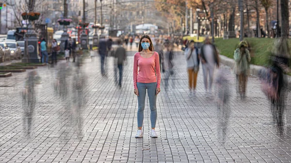 Wanita Dengan Topeng Wajah Medis Berdiri Jalan Yang Ramai — Stok Foto