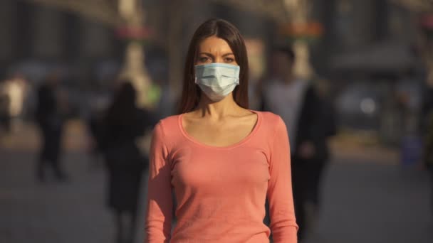 Het Meisje Met Medisch Gezichtsmasker Staat Menigte — Stockvideo