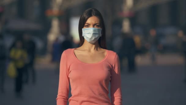 Vrouw Met Medisch Gezichtsmasker Staat Menigte — Stockvideo