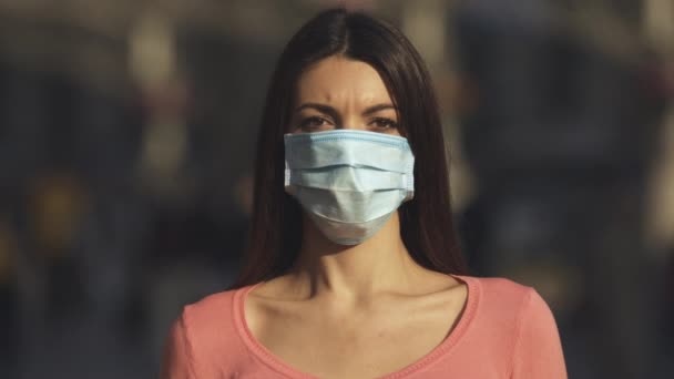 Ragazza Con Maschera Medica Trova Tra Folla — Video Stock