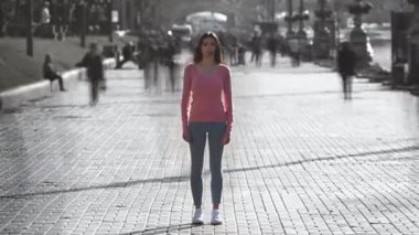 Genç kadın kalabalık içinde duruyor. zaman aşımı